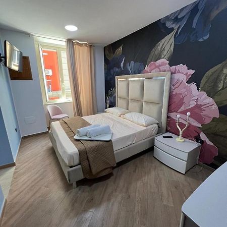 In Piazzetta Bed & Breakfast เนเปิลส์ ภายนอก รูปภาพ